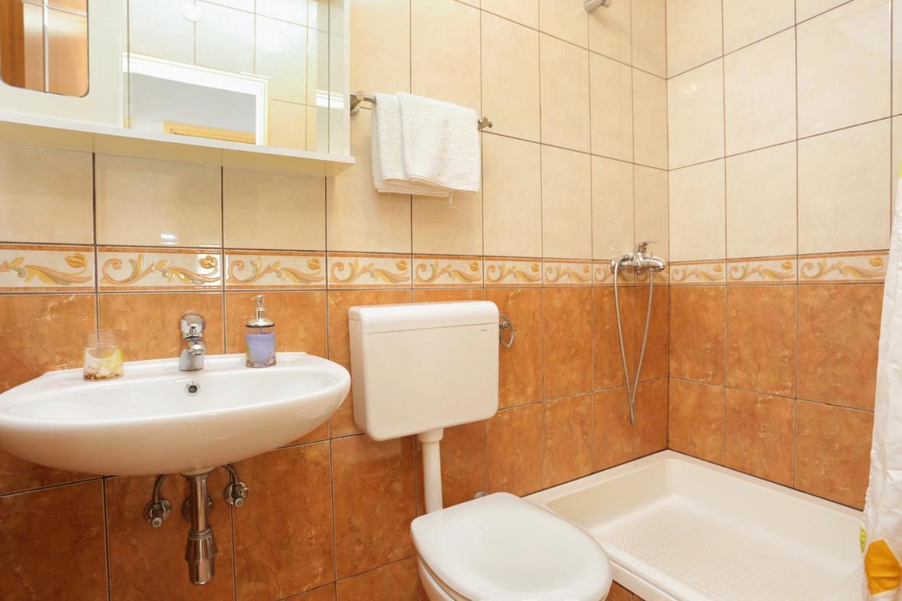Apartments By The Sea Brela, Makarska - 6688 ภายนอก รูปภาพ