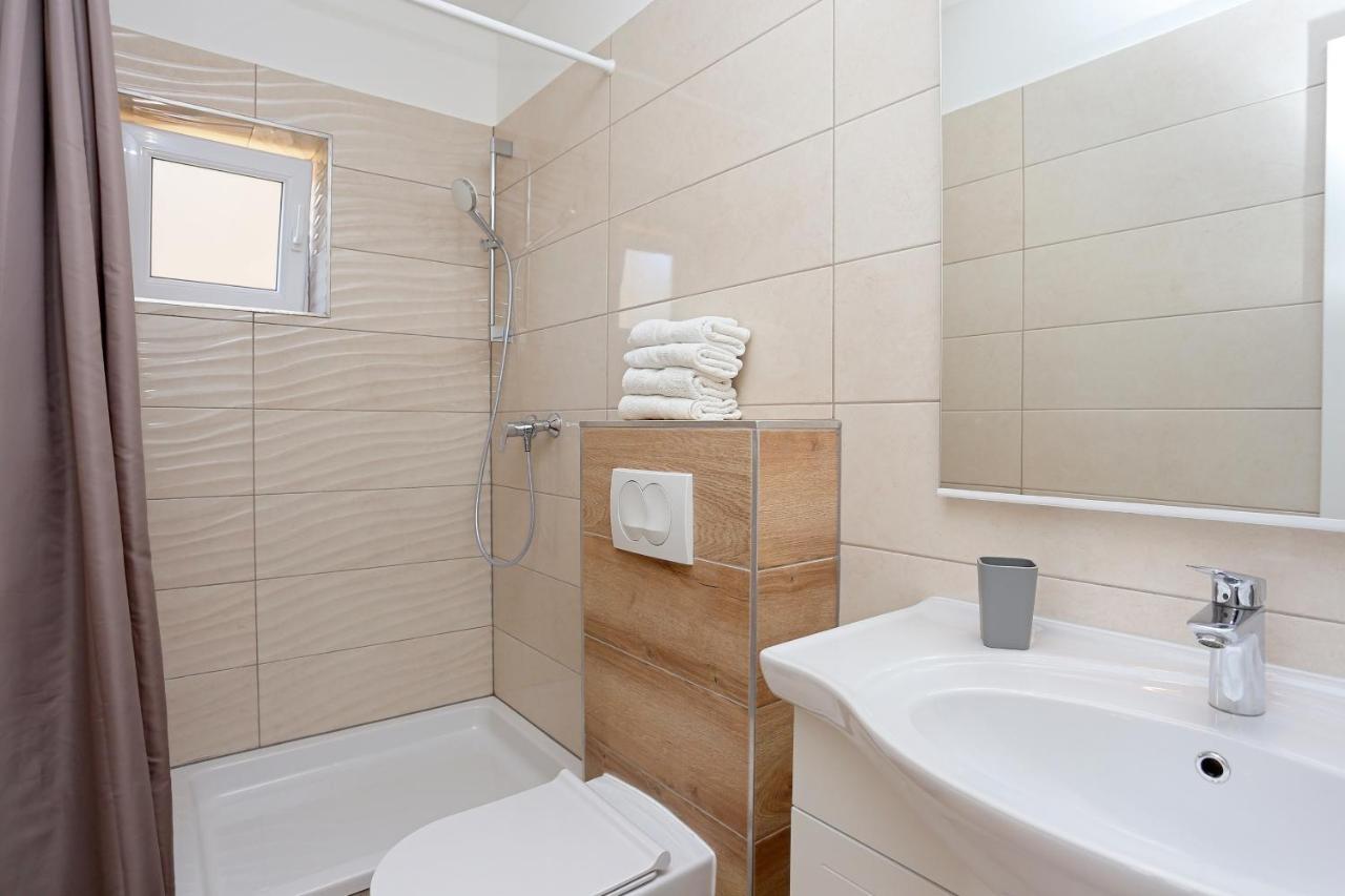 Apartments By The Sea Brela, Makarska - 6688 ภายนอก รูปภาพ