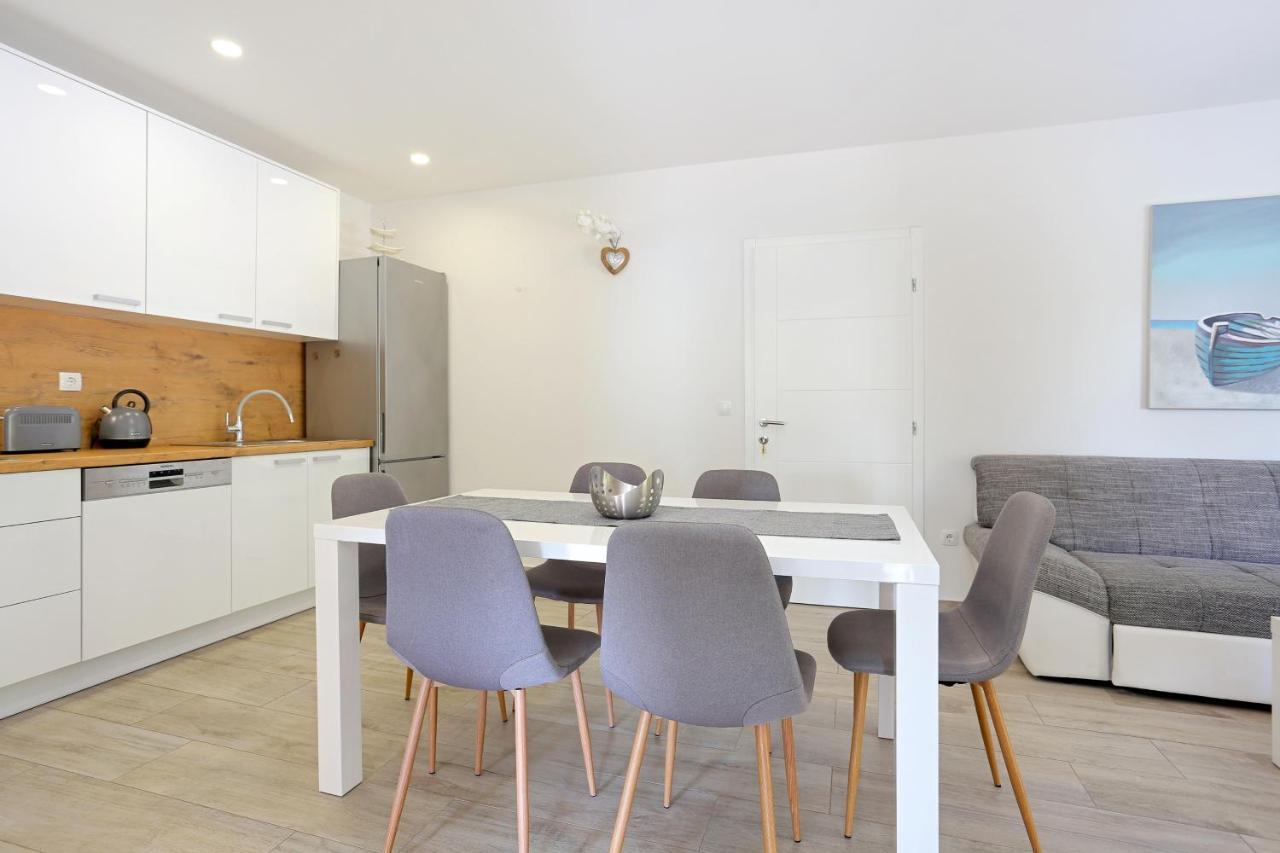 Apartments By The Sea Brela, Makarska - 6688 ภายนอก รูปภาพ