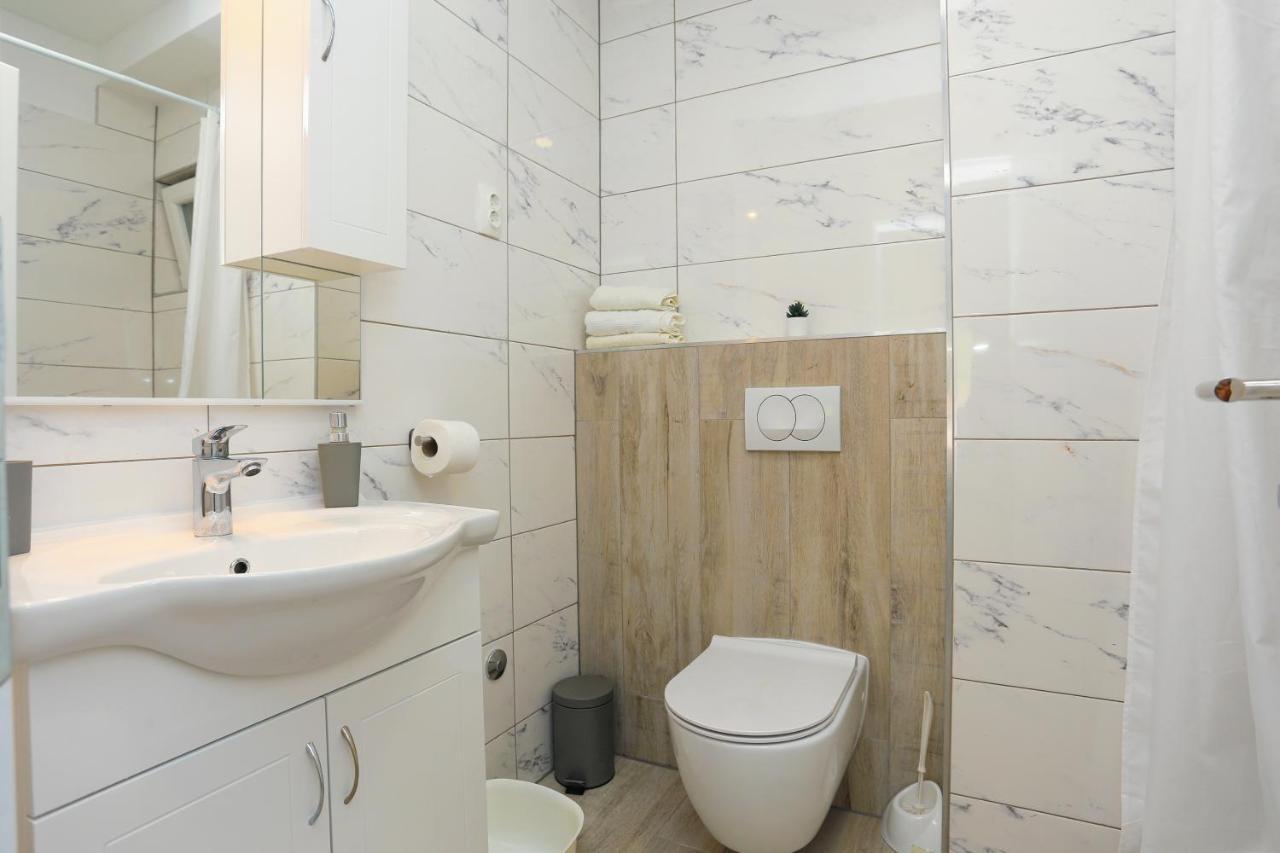 Apartments By The Sea Brela, Makarska - 6688 ภายนอก รูปภาพ